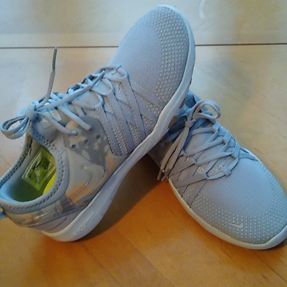 NWOT - Nike shoes